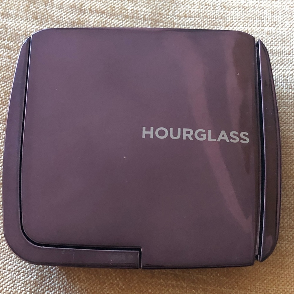 Hourglass Ambient Lighting Finishing Powder